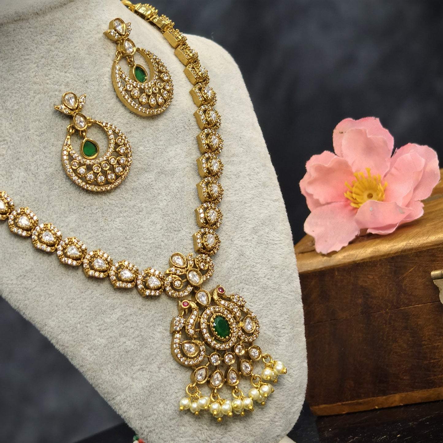 Green neckset