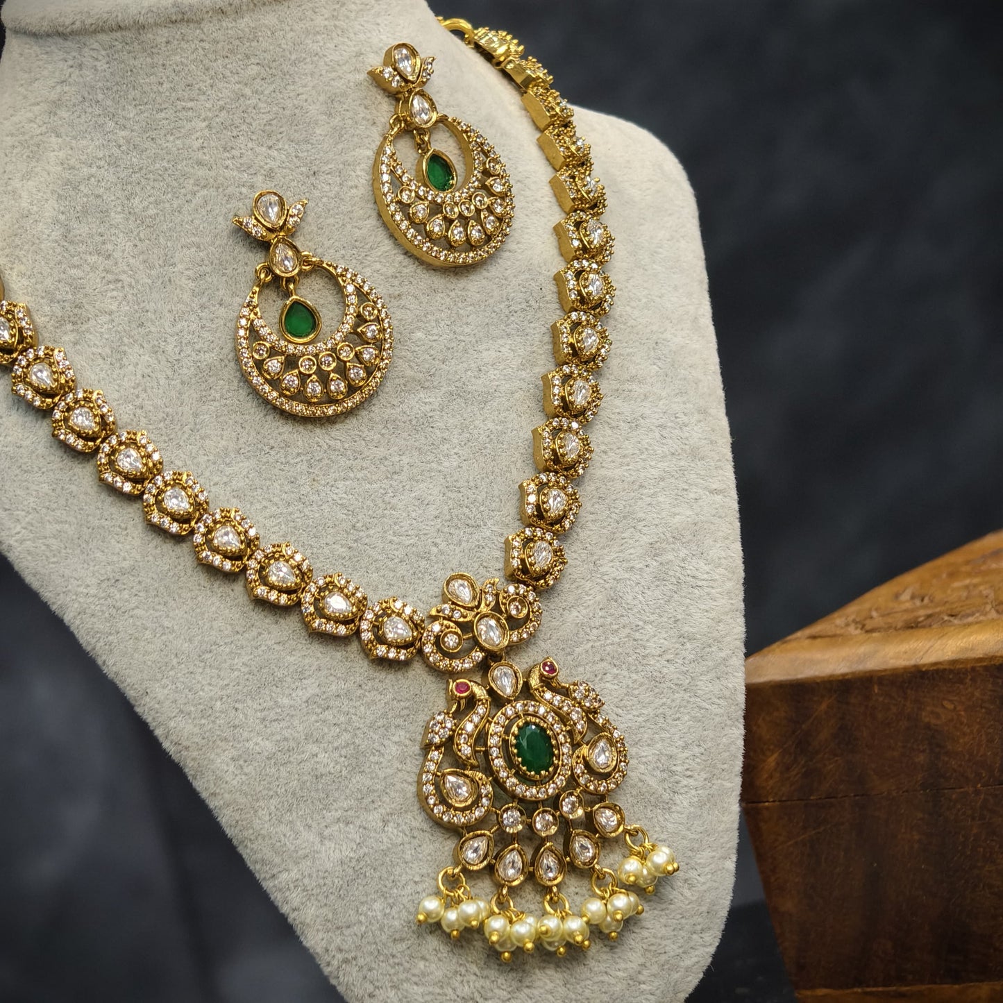 Green neckset