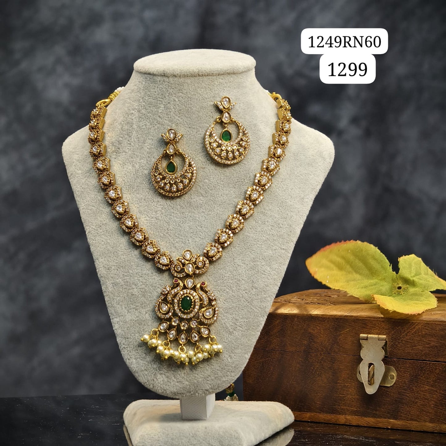 Green neckset