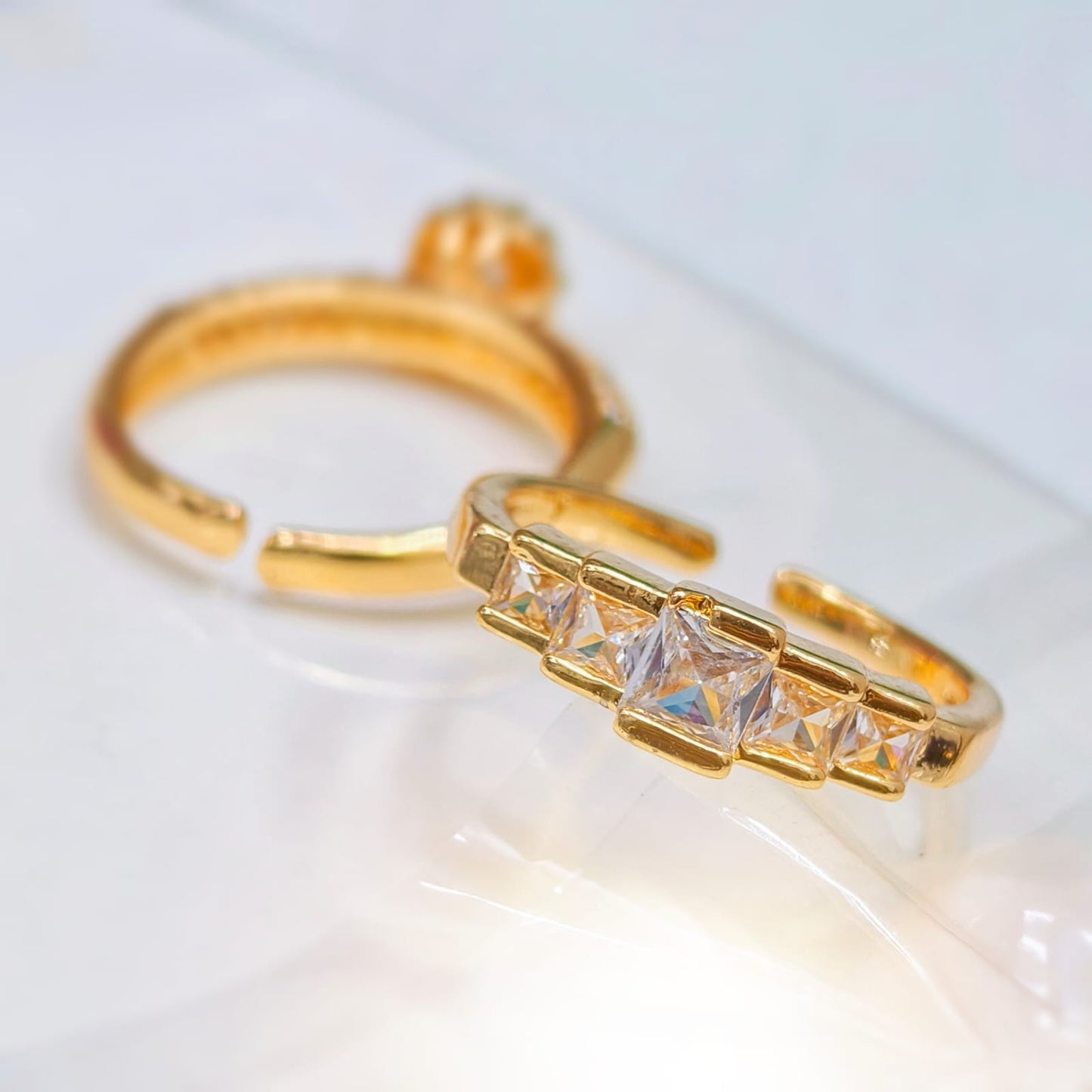 Adjustable finger ring
