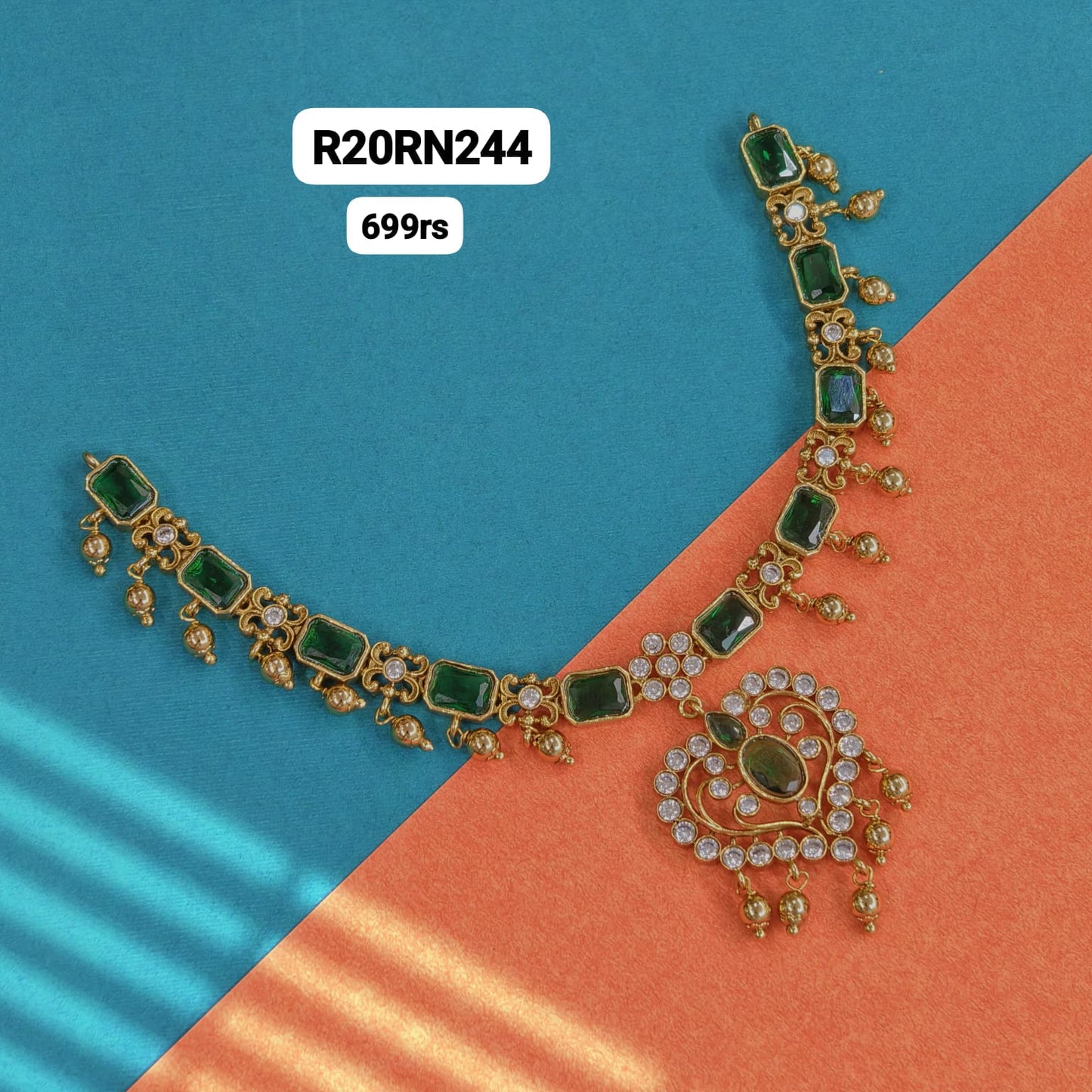 Short neck set emerald