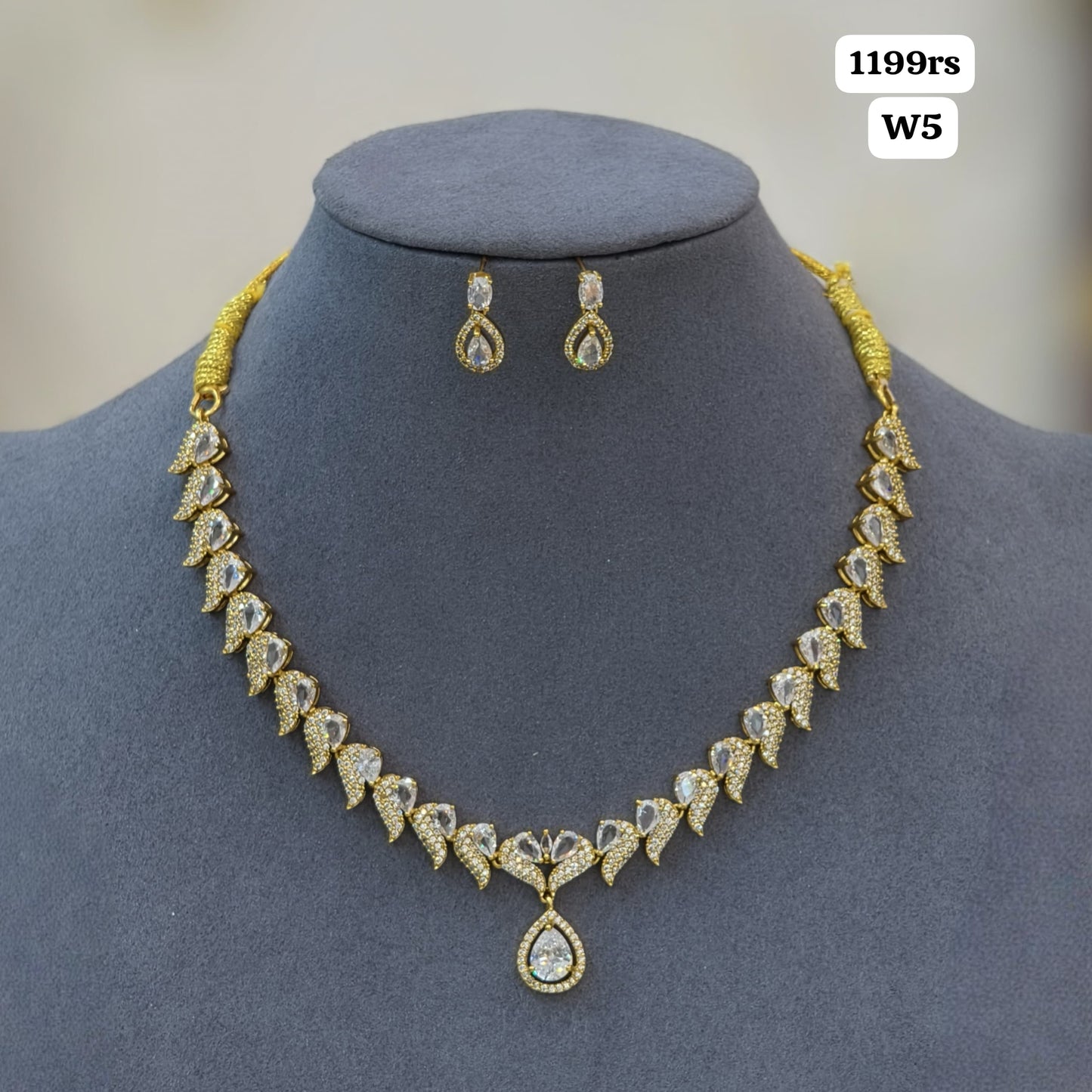 White stone Neckset