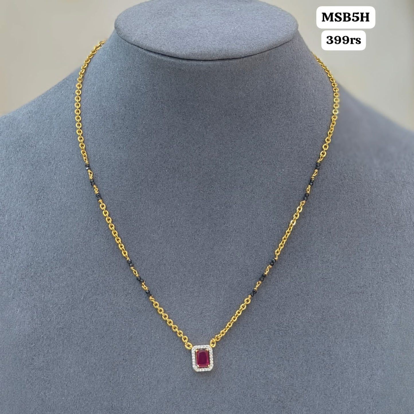 Short black beads (pink)