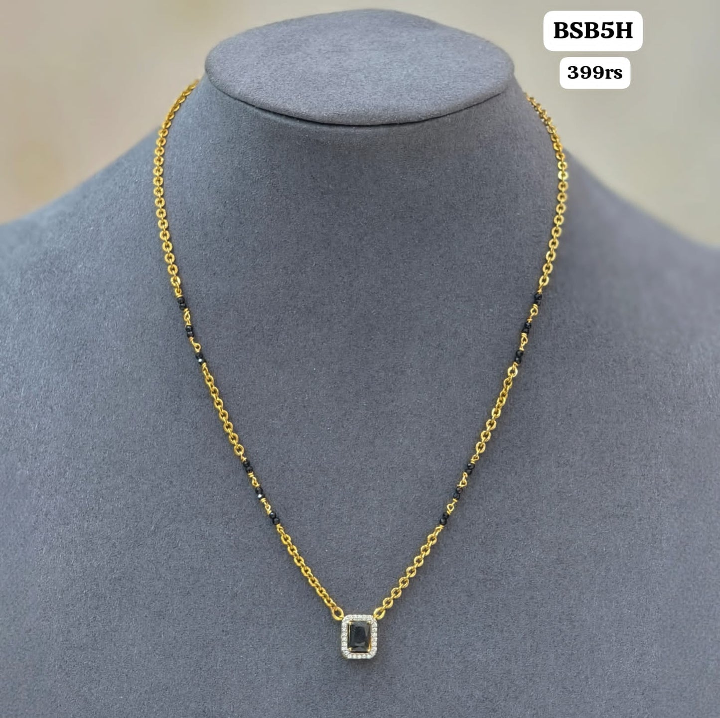 Short black beads (Black)