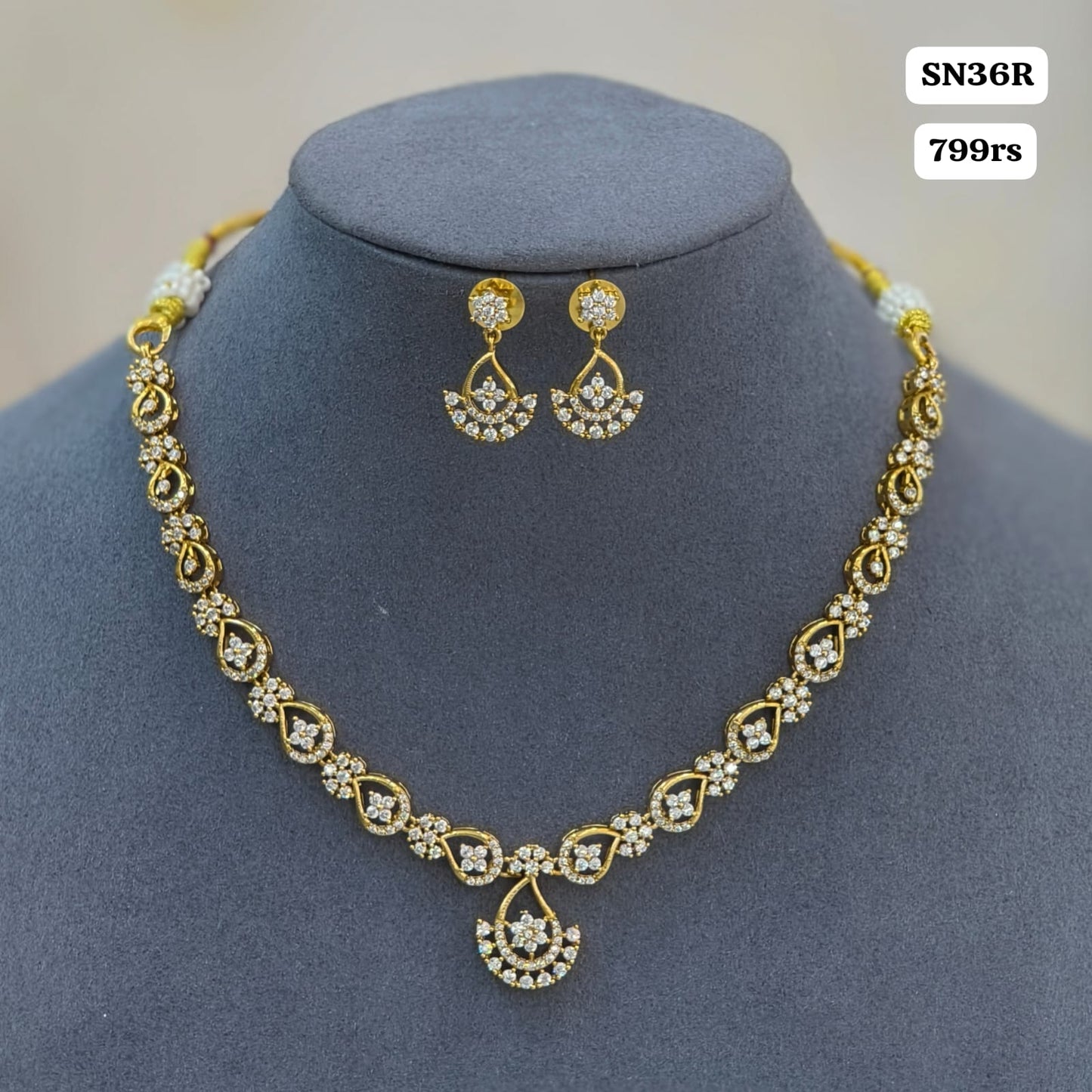 White stone short Neckset