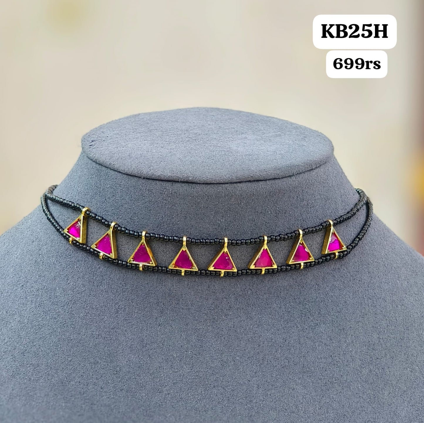 Kundan pendant with black beads chocker