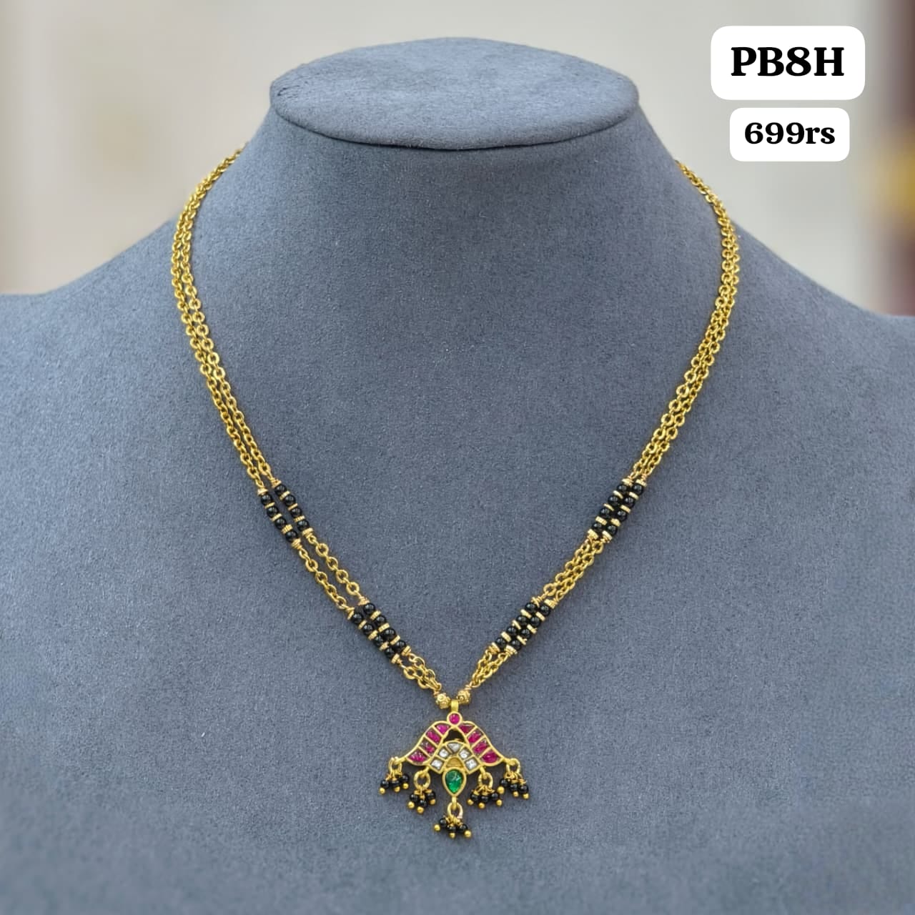 Kundan pendant with 2 lines short black beads