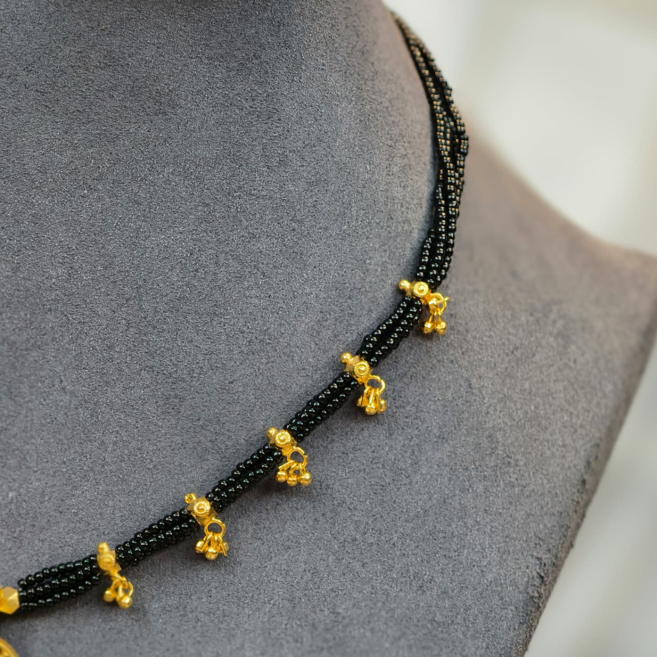 Kundan pendant with Black beads