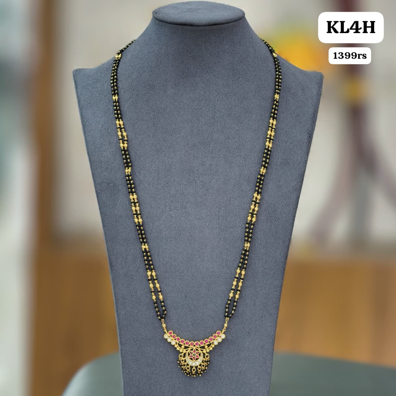 Kundan pendant with 2 lines black beads