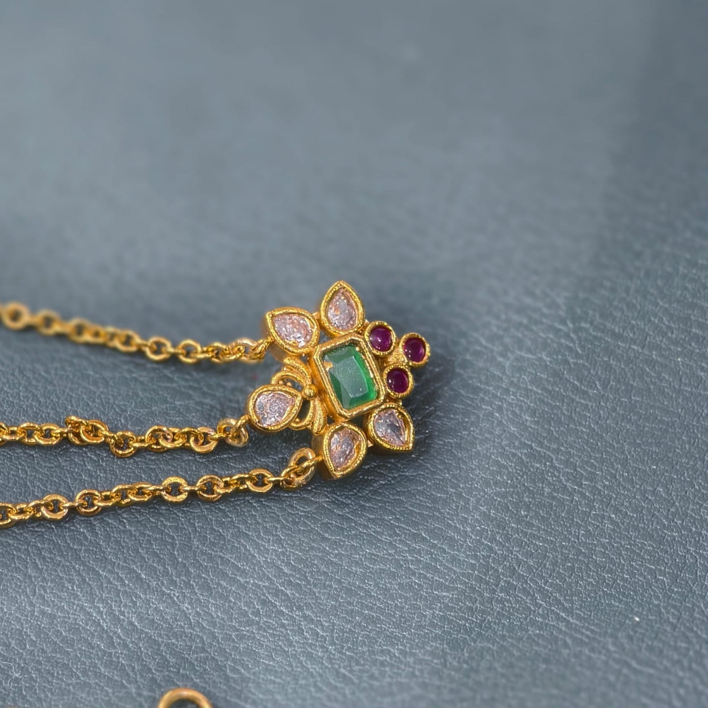Cute pendant with 3 lines Earchains
