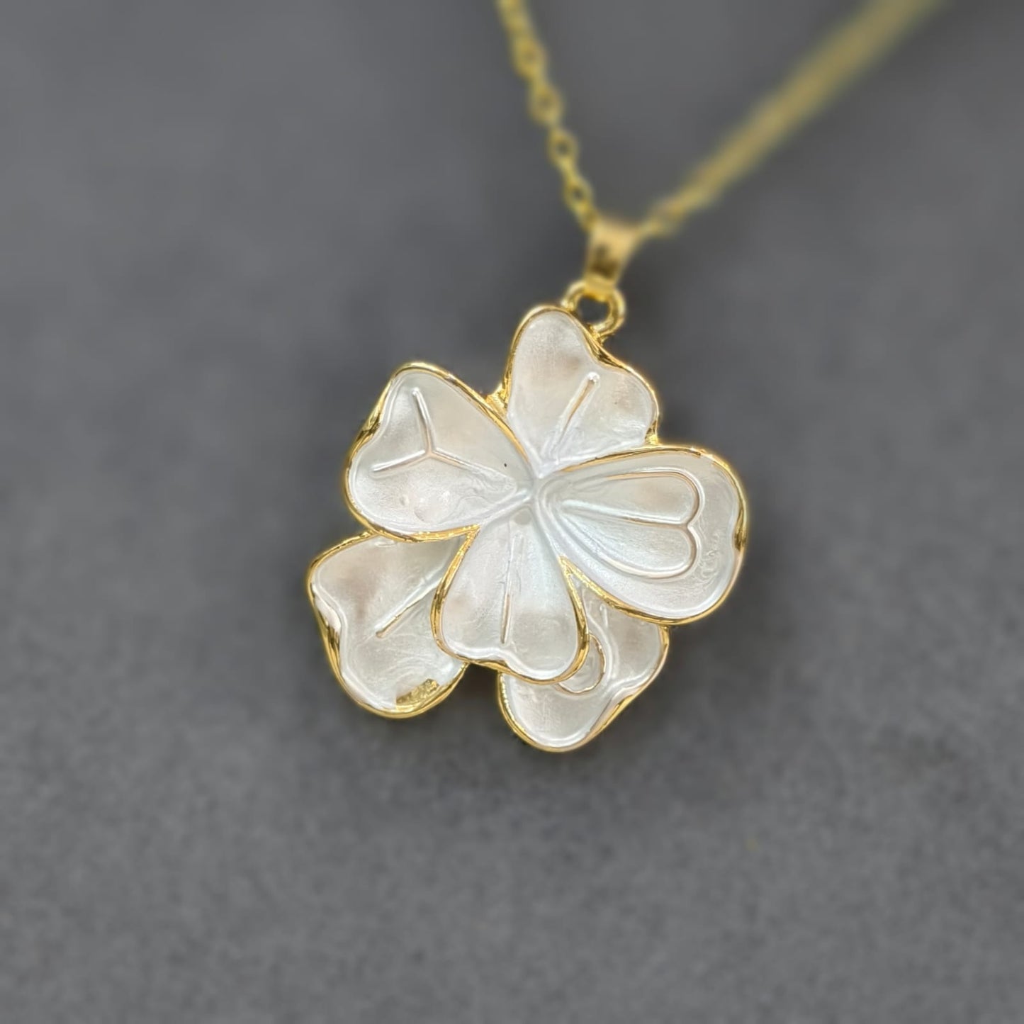 White flower Simple Chain