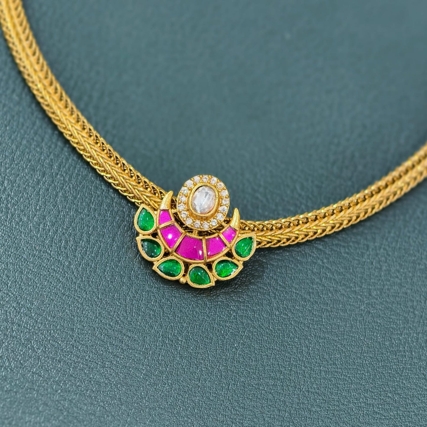 Kundan pendant with Nanu patti
