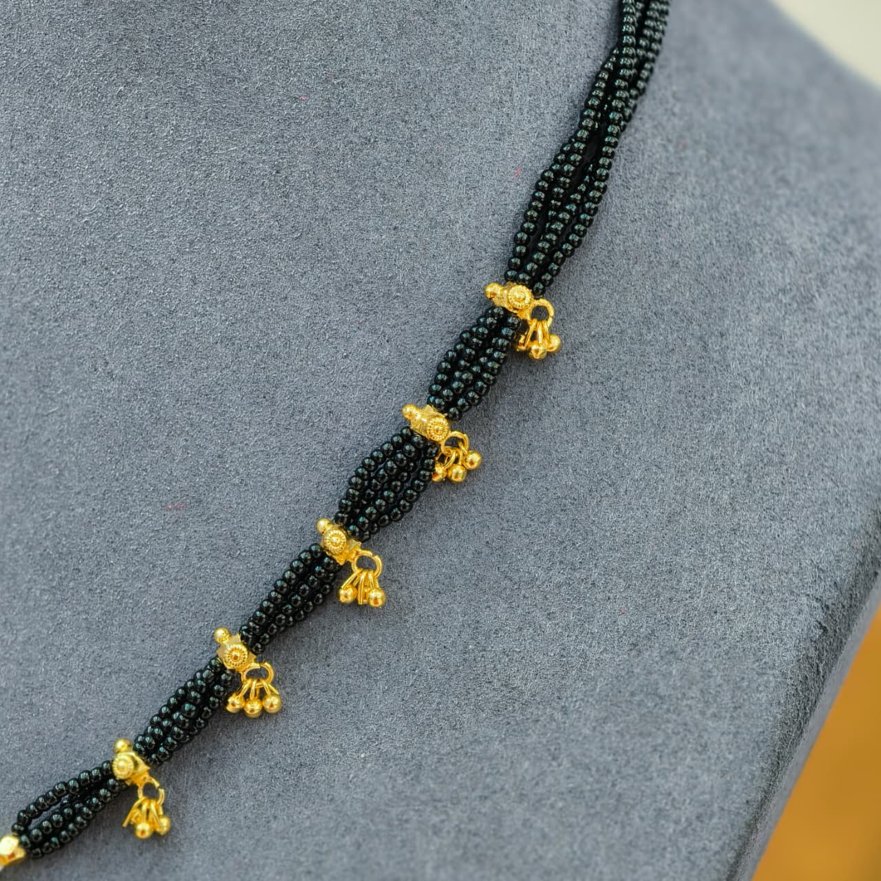Kundan Pendant with Black Beads