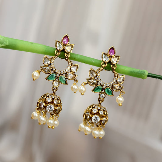 Leafy pattern earrings