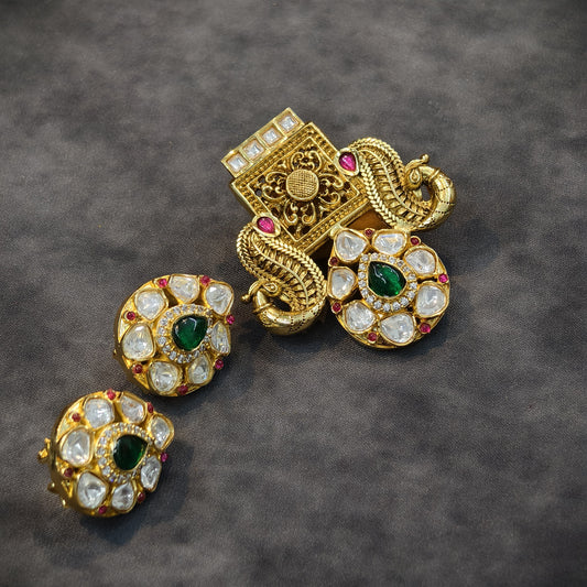 Kundan pendent with earrings