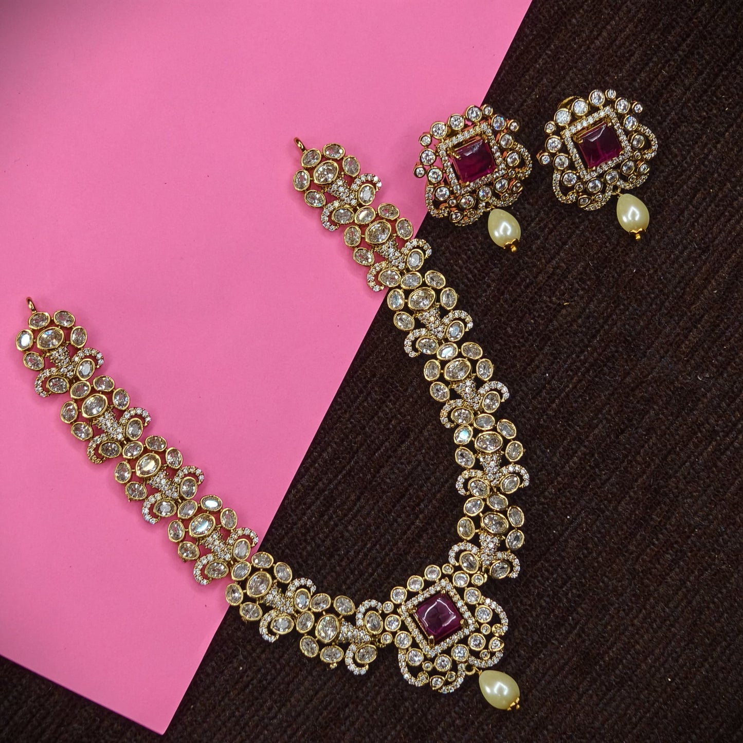 Pink stone neckset.