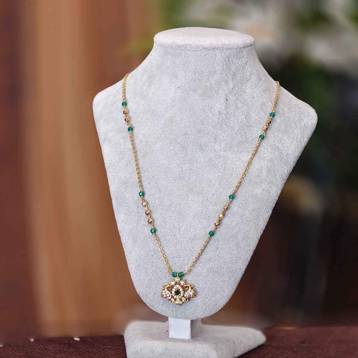 Green stone pendent chain