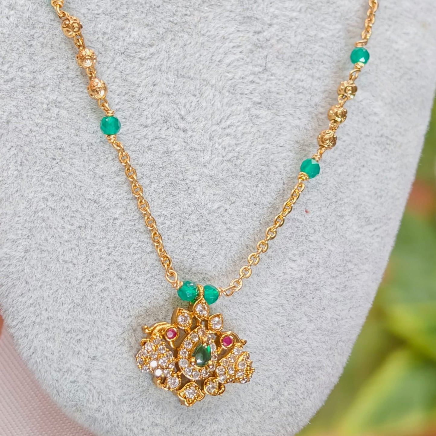 Green stone pendent chain