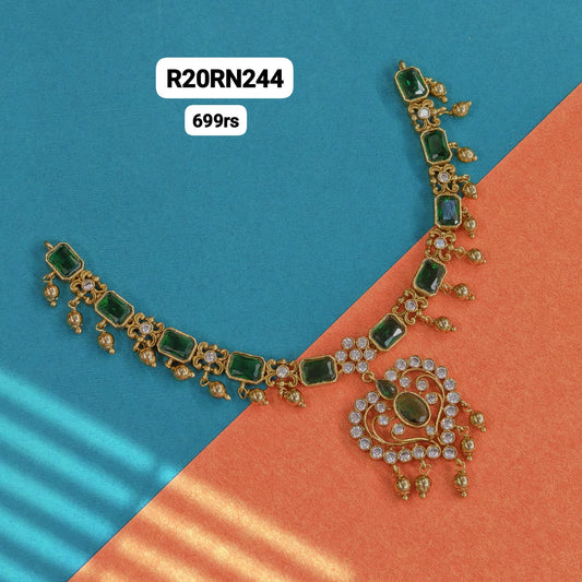 Short neck set emerald