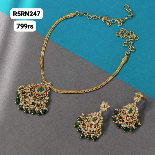 Nanu com neckset