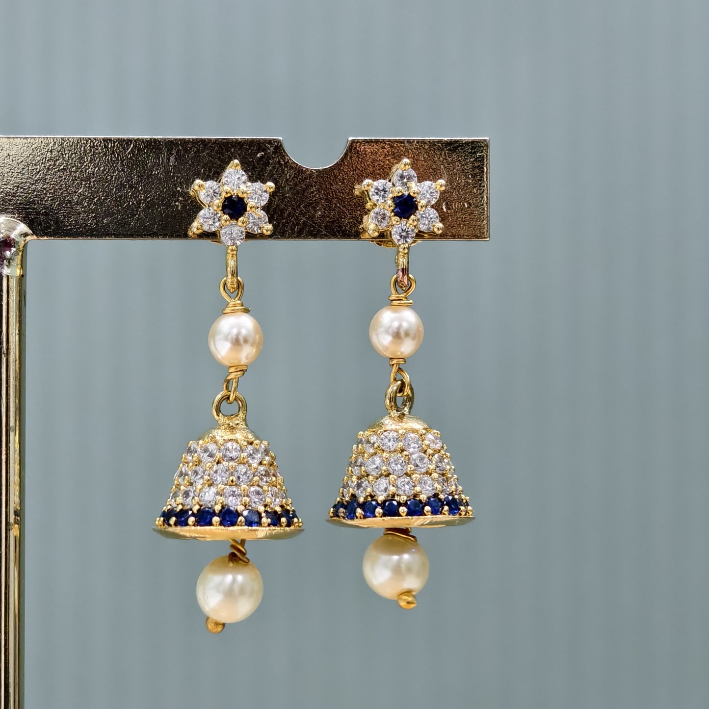 Flower string earrings.