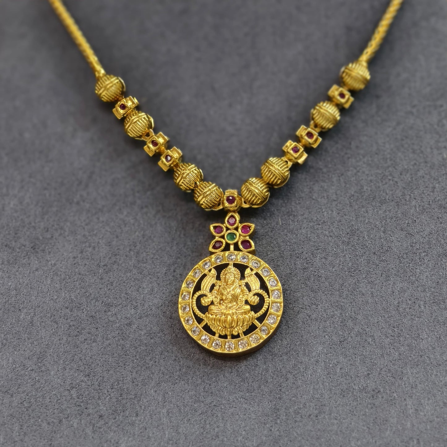 Neck set with earrings