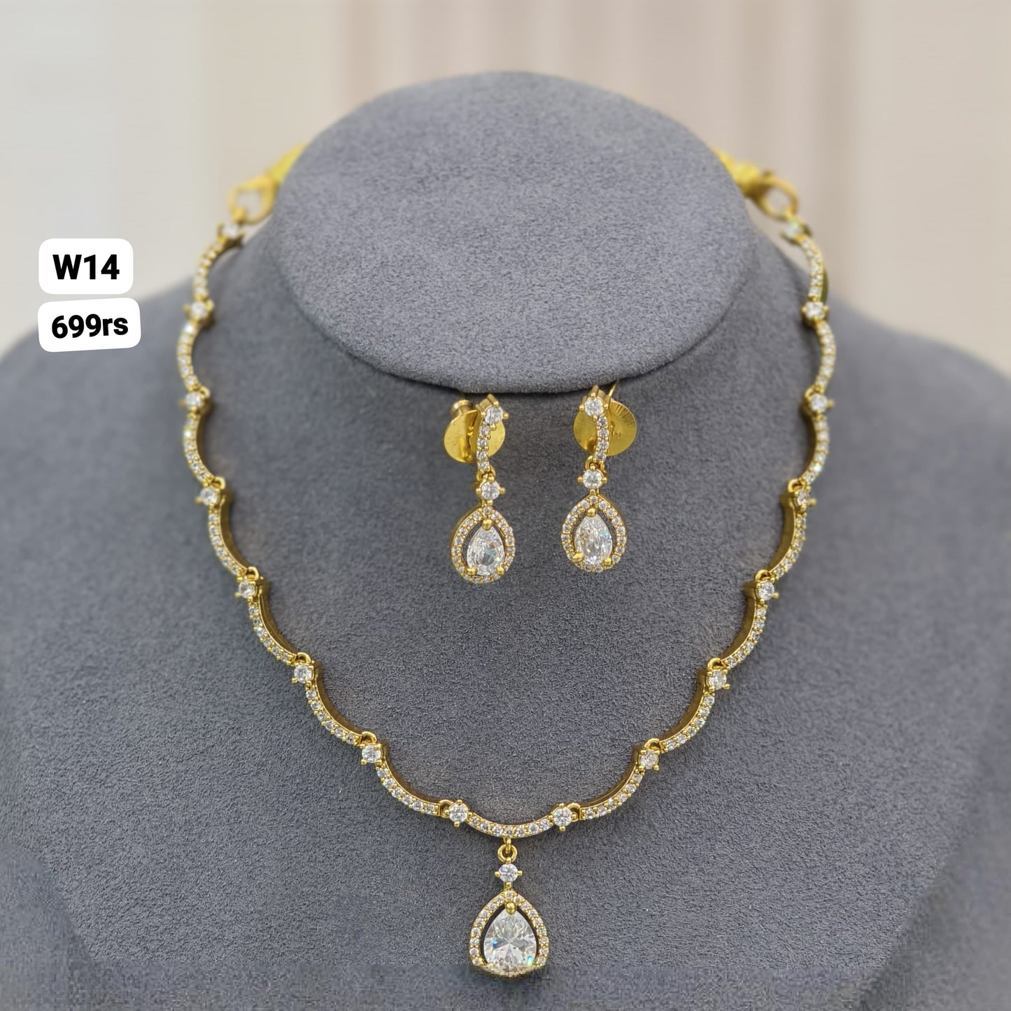 Short Neckset (White Stone)