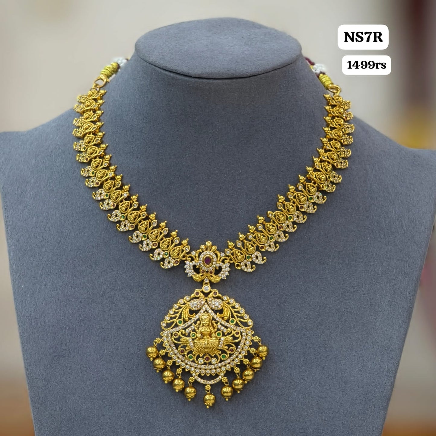 Short Neckset with Earrings