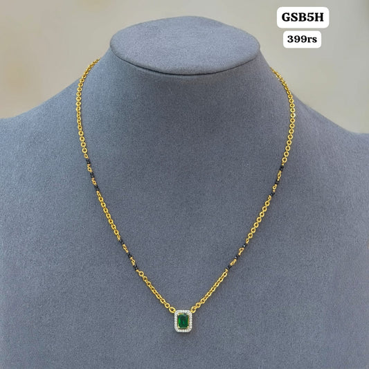 Short black beads (green)