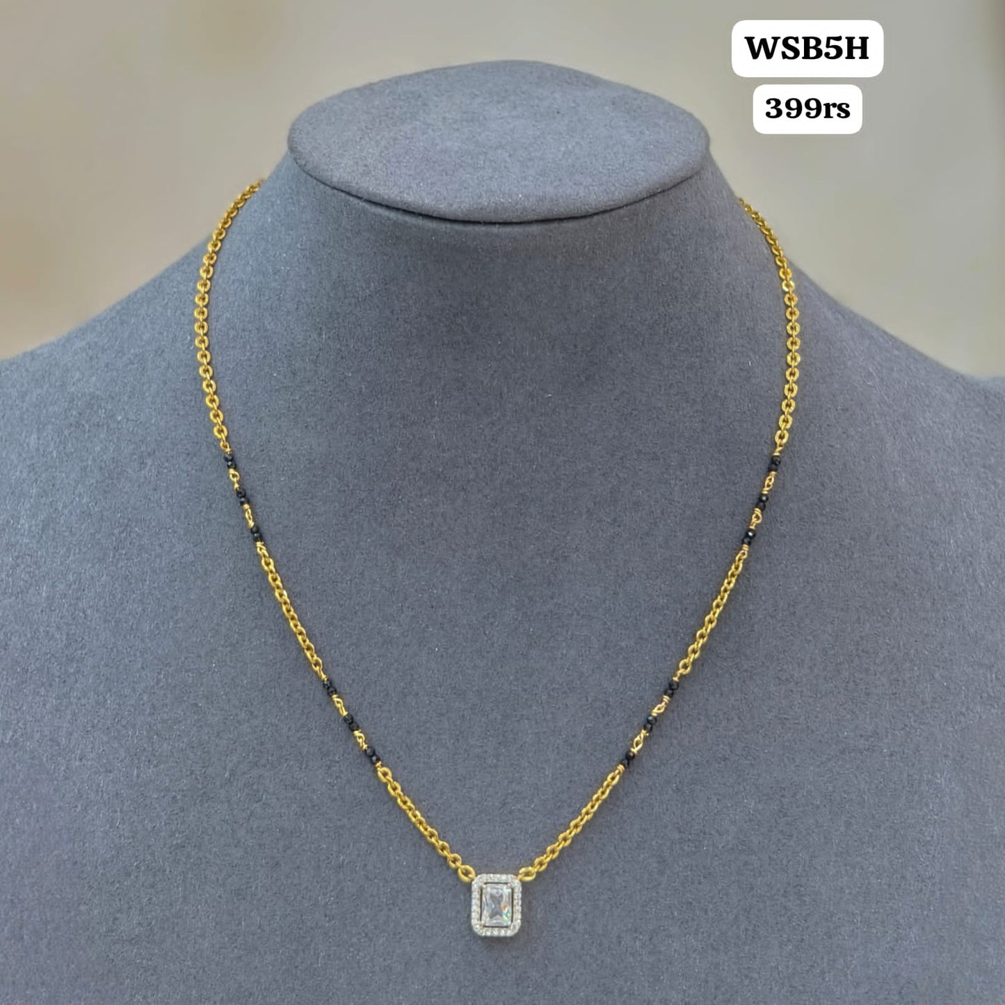 Short black beads (white)