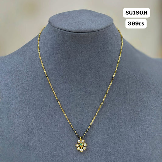 Short black beads (Green)