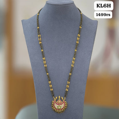 Kundan pendant with black beads