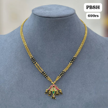 Kundan pendant with 2 lines short black beads