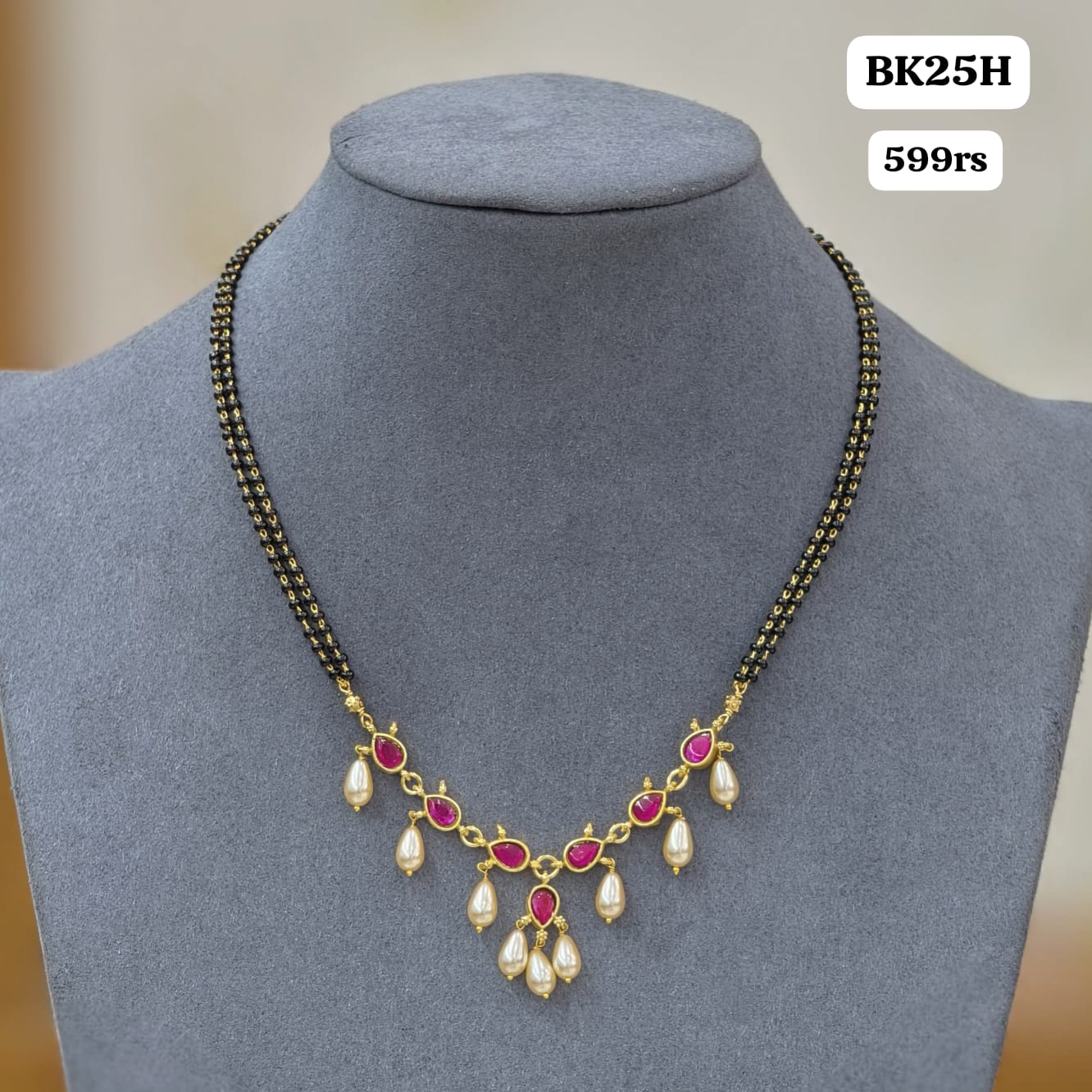Kundan pendant with 2 lines black beads