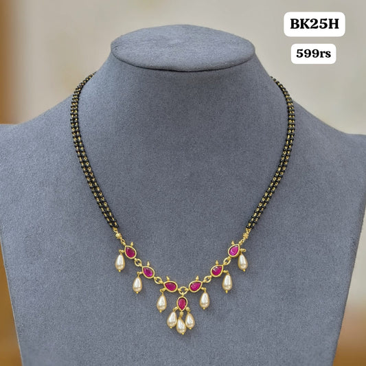 Kundan pendant with 2 lines black beads