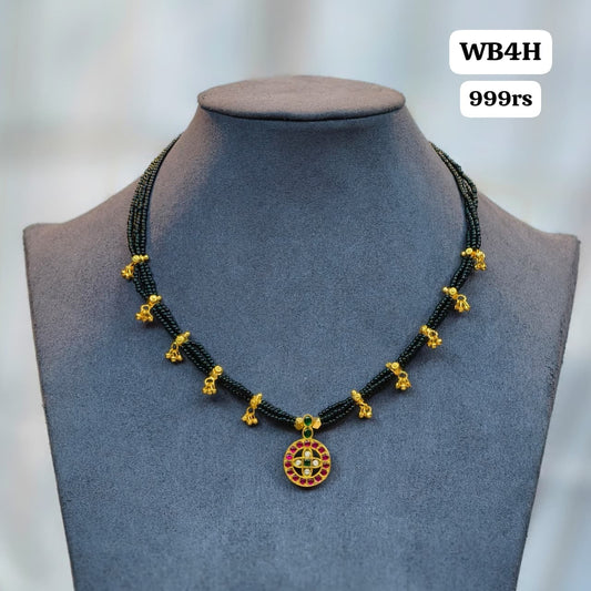Kundan pendant with Black beads