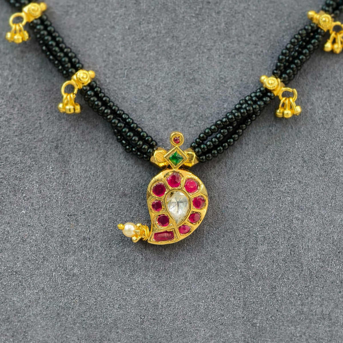 Kundan pendant with Balck Beads