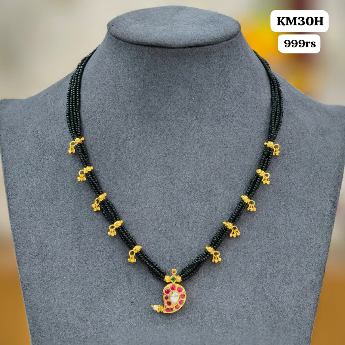Kundan pendant with Balck Beads