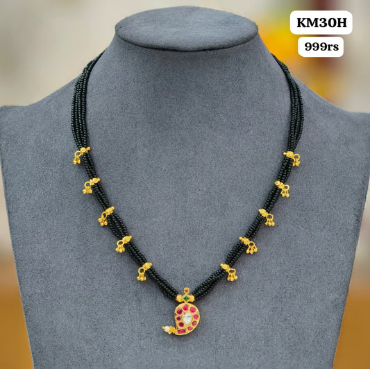 Kundan pendant with Balck Beads