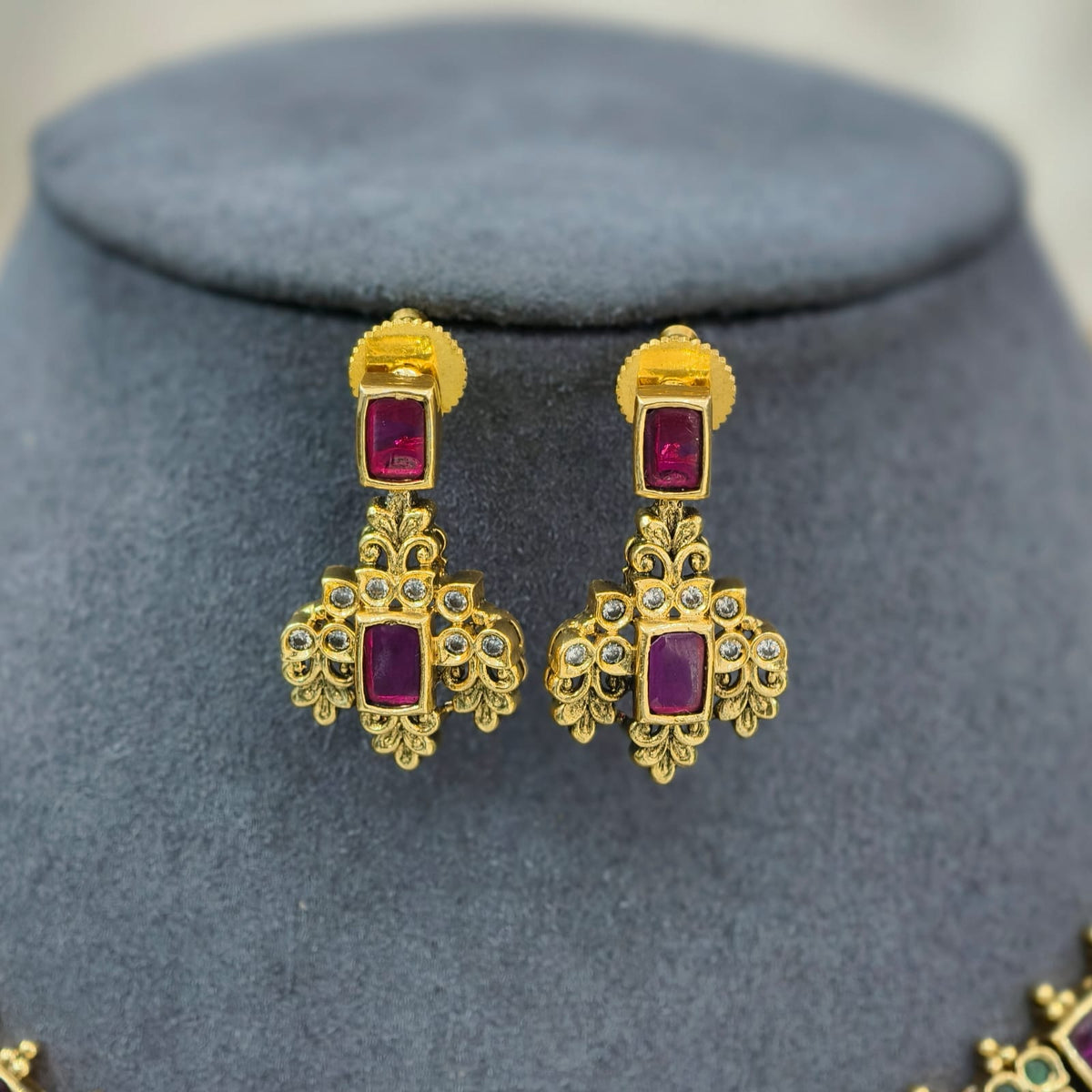 Short Neckset (Ruby)