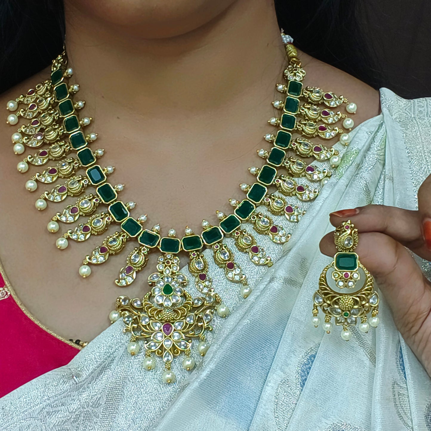 Green emeralds neck set