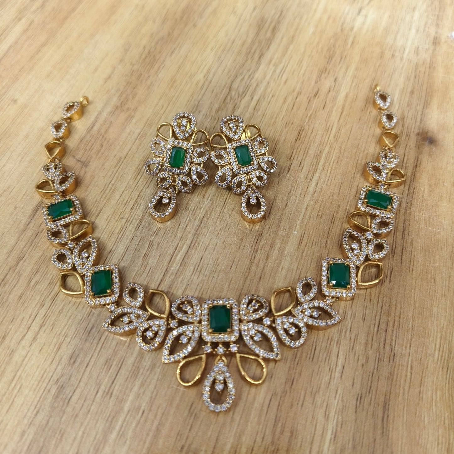 Green antique neckset