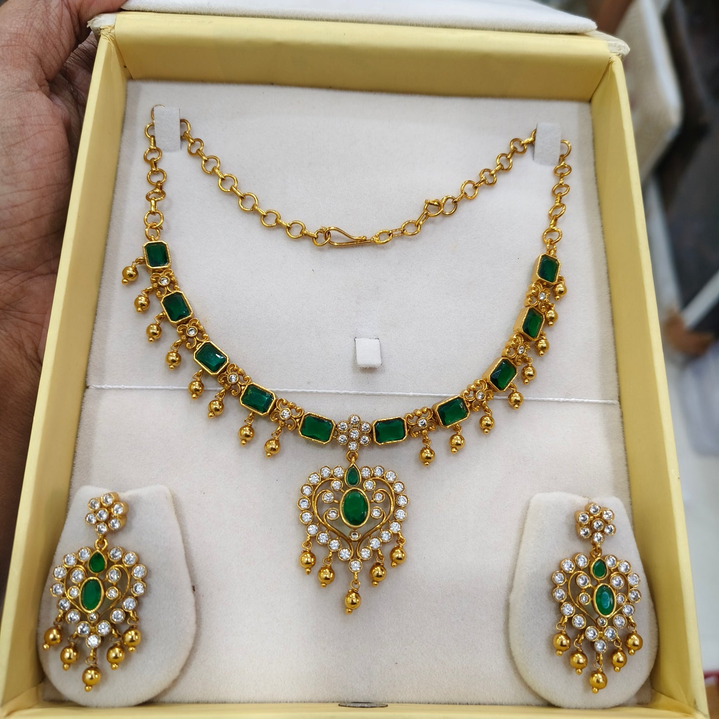 Green neckset RN04