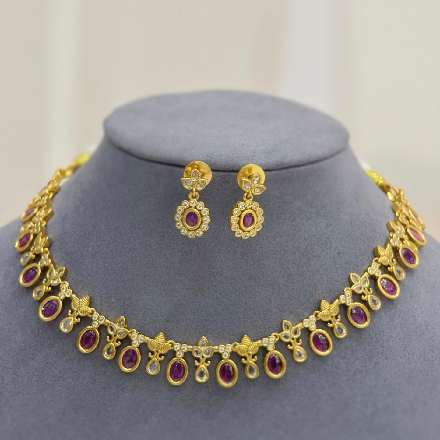 White & pink neck set