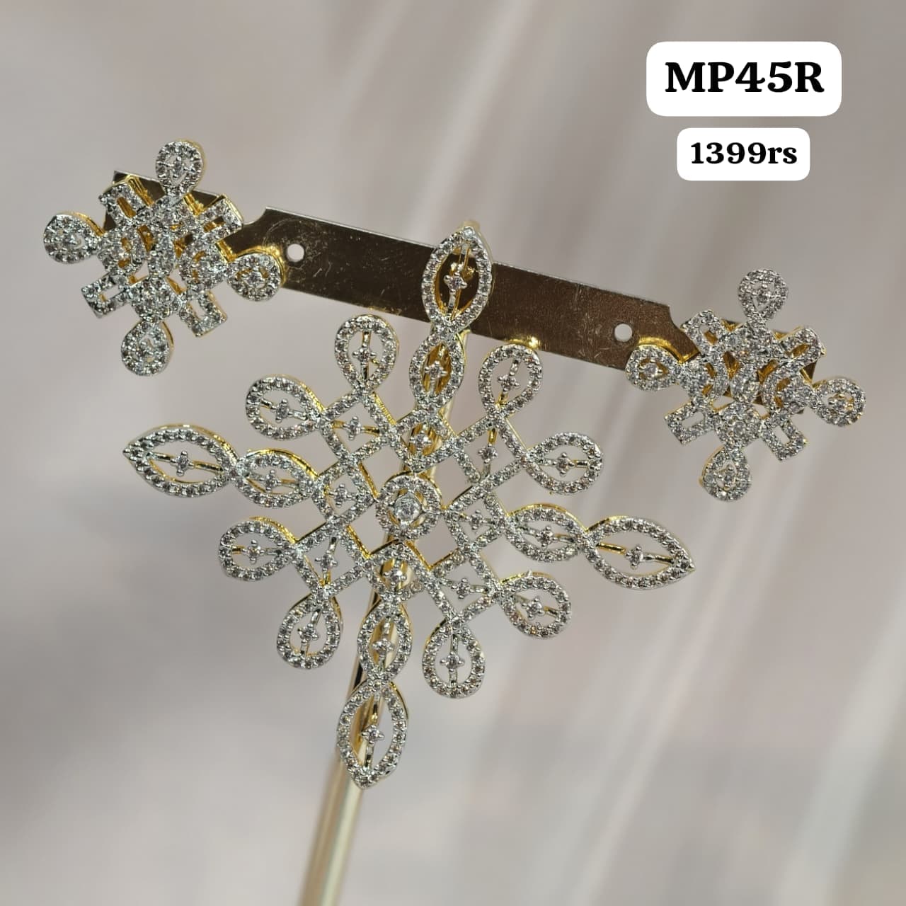 Diamond pendant with Earrings