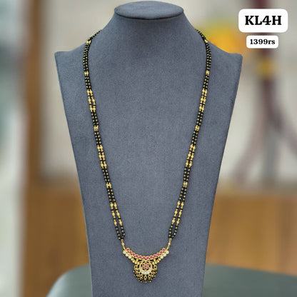 Kundan pendant with 2 lines black beads
