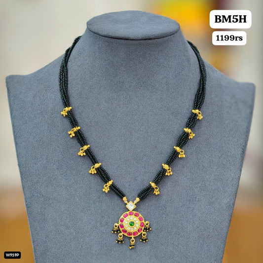 Kundan Pendant with Black Beads