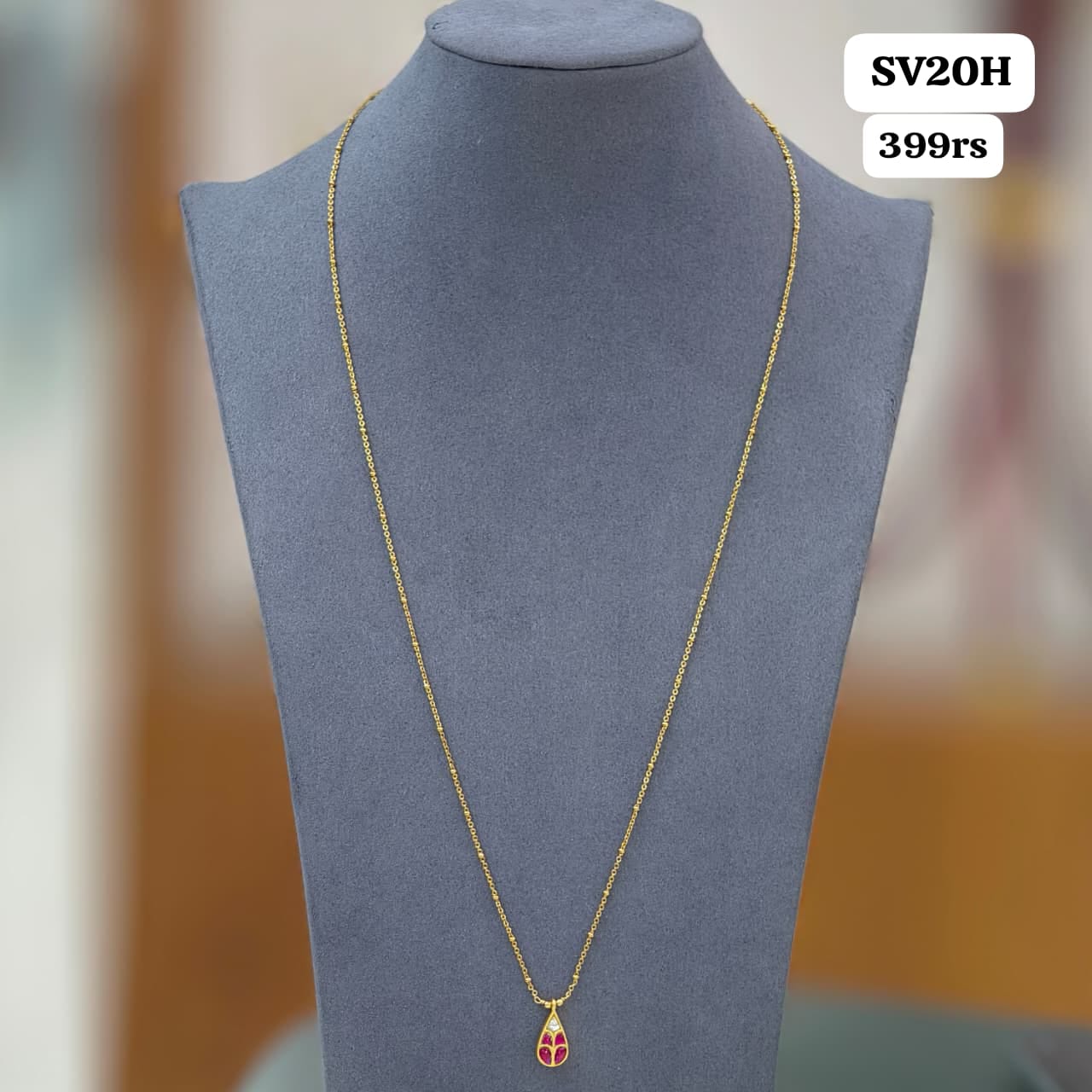 Kundan pendant with chain