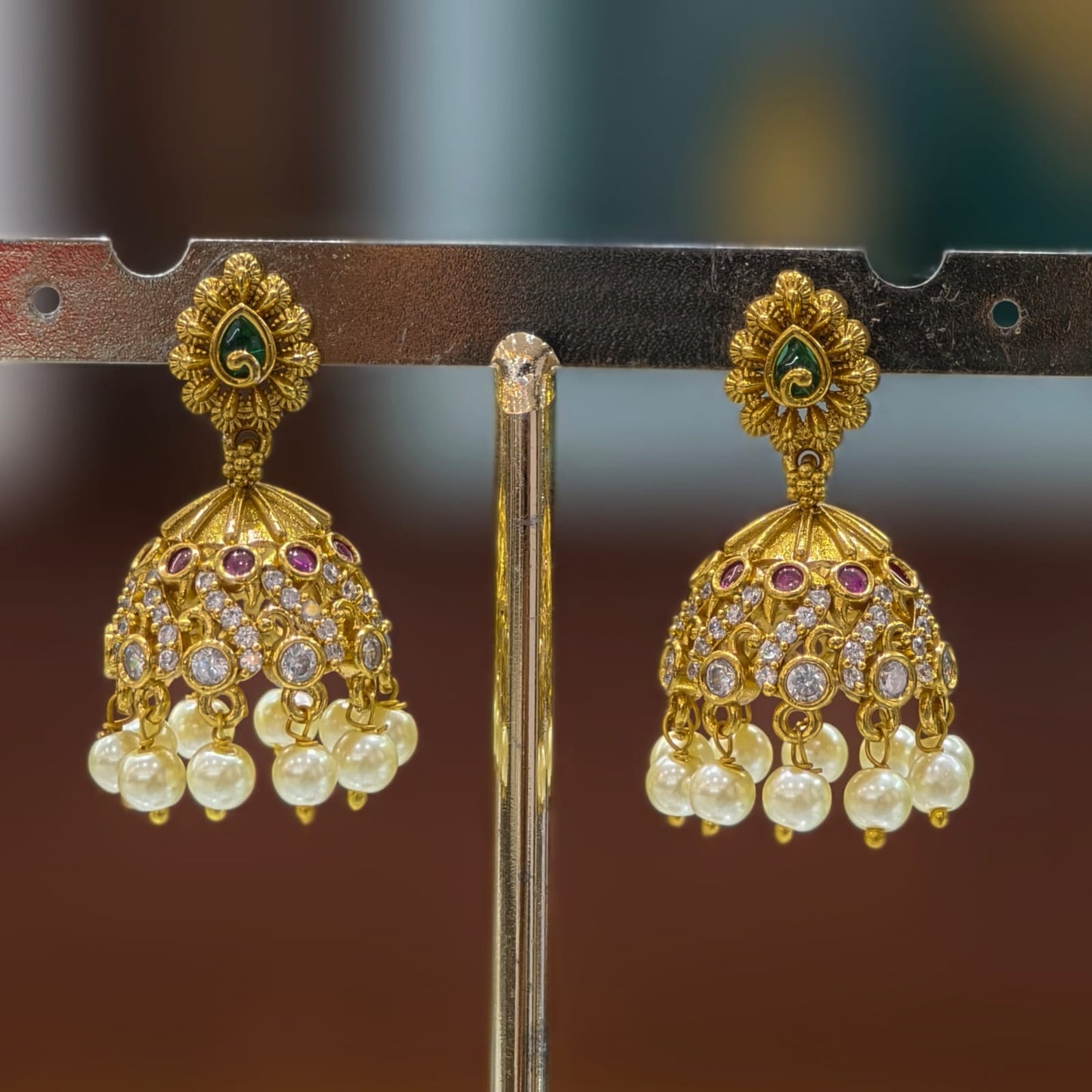 Peacock pattern chocker