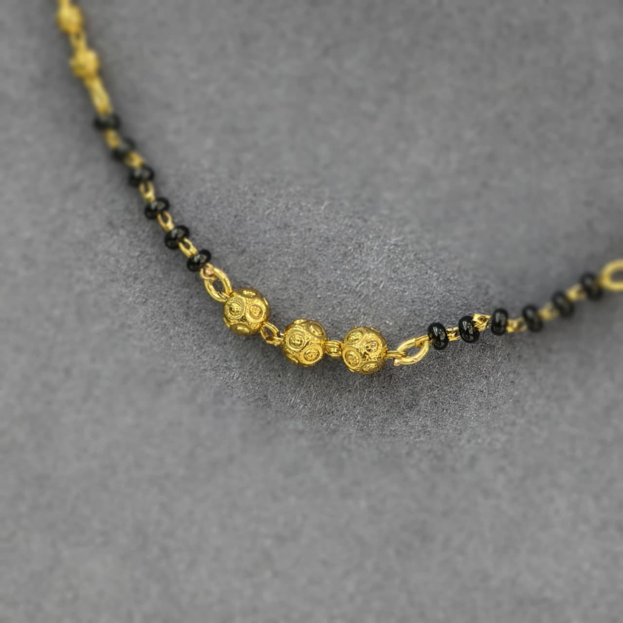 3 Balls Short Black & Gold Beads